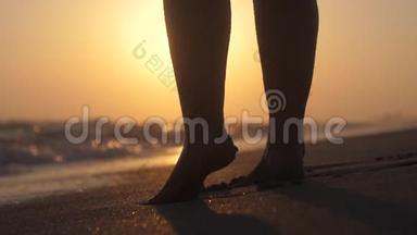 女人在日落时赤脚走在海滩上，波浪在缓慢的运动中溅出镜头耀斑效应。 <strong>1920</strong>x1080